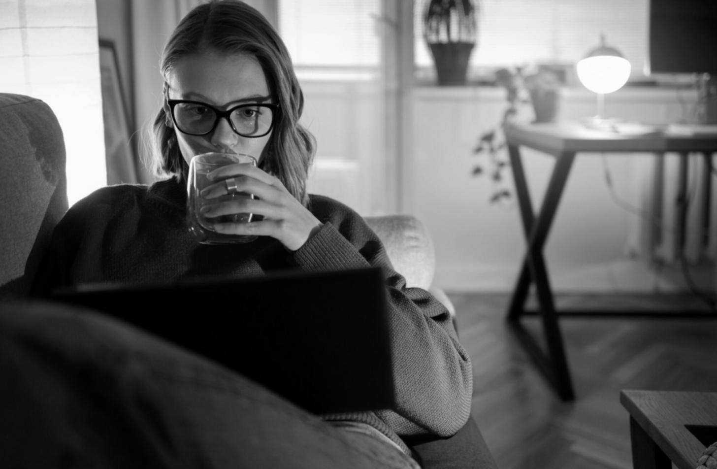Studenten arbeiten gemeinsam an Finanzprojekten