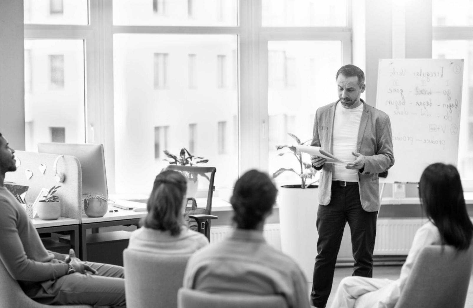 Finanzplanung Arbeitsplatz mit Dokumenten und Taschenrechner