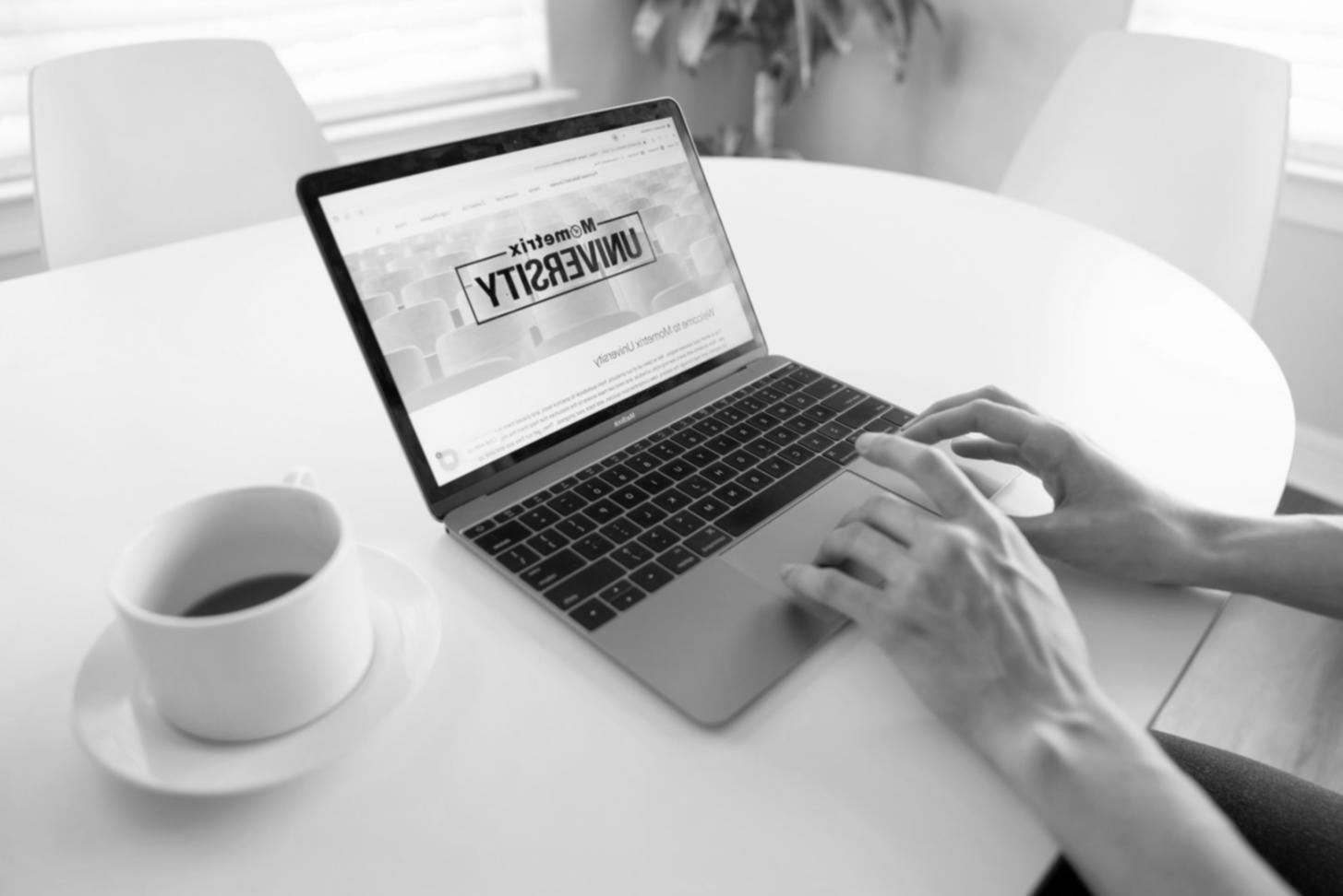 Moderne Büroumgebung mit Finanzunterlagen und Laptops
